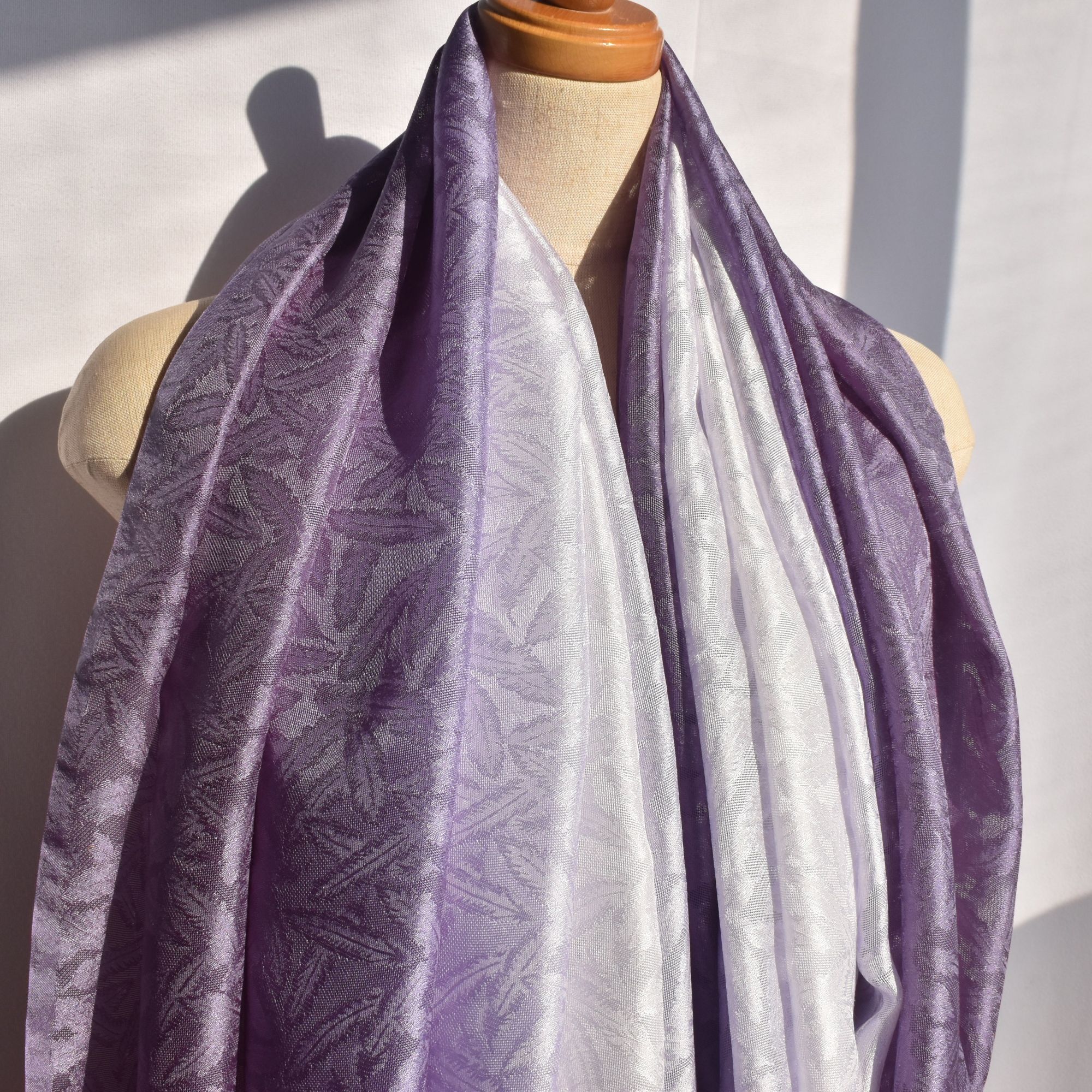 新⑤「色が変化する麴塵染」ジャガード織シルク大判ショール（１０５×２５０ｃｍ）